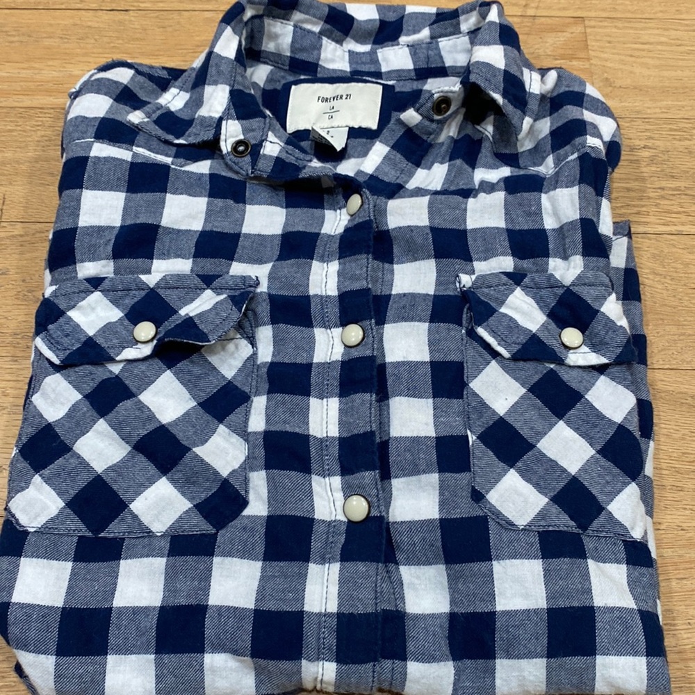 Forever 21 womens blue and white plaid flannel w snap bottoms sz small